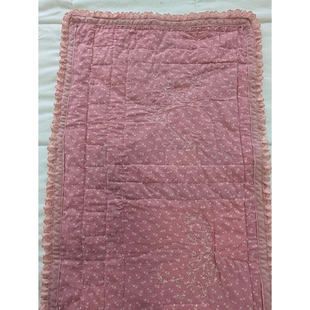 Vintage Handmade Nursery Rhyme Wall Hanging Quilt Mother Goose Mary Lamb Mauve‎